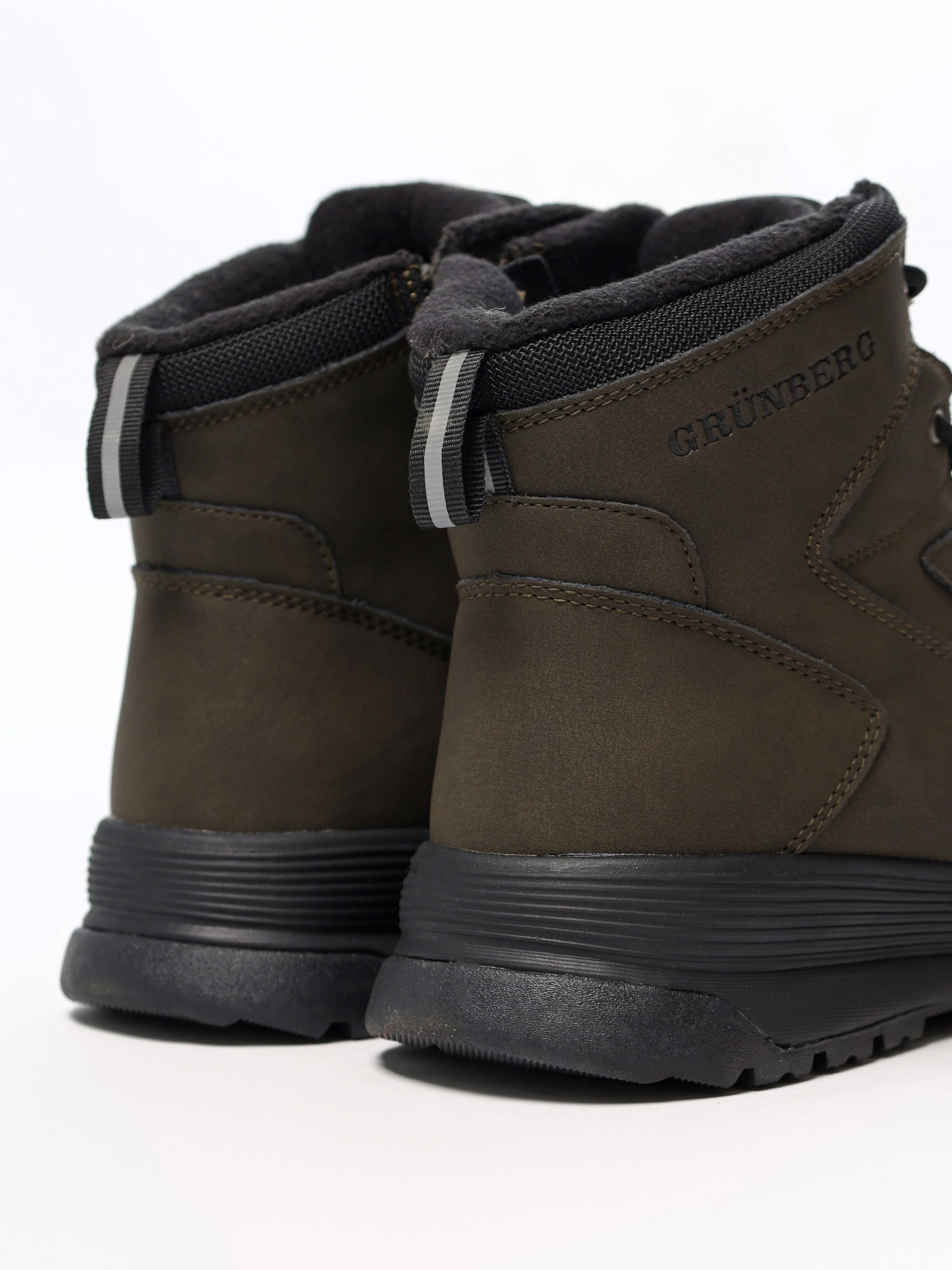 Ботинки цвета хаки на средней рельефной подошве